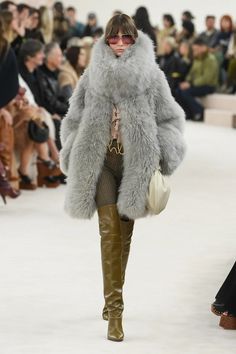 Chloé Fall 2024 Ready-to-Wear Runway, Fashion Show & Collection Review [PHOTOS] Chloe Fashion, Fall Winter Trends, Runway Outfits, Its Fall, Coat Trends, American Casual, Fall Winter 2024, Trend Report