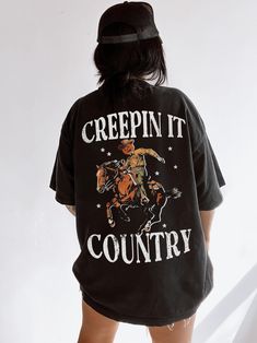 Creepin it Country Tee UNISEX Comfort Colors® Cowboy Halloween Clothes Grunge Oversize T Shirt Western Halloween Costume Horror Movie Tee Spooky Season Halloween Tshirt Halloween Party Gifts Shop all Horror / Halloween - https://www.etsy.com/ca/shop/LunaandJuneApparel?&section_id=43069716  Please read before placing your order  1. All our apparel is GENDER NEUTRAL / UNISEX. The relaxed fit is flattering for all bodies. 2. Refer SIZE CHART for measurements. Upsize for oversized looks. 3. This t-s Black Western Outfit, Halloween Costume Horror, Cowboy Halloween, Western Grunge, Clothes Grunge, Halloween Clothes, Country Tees, Western Halloween, Halloween Party Gifts