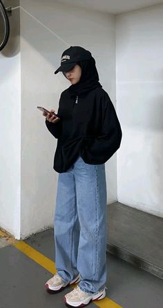 Aesthetic Poses Hijab, Staylesh Girl Cool, Outfit Hijab Tomboy, Outfit Girl Hijab, Ootd Hijab Swag, Hijabi Korean Style, Hoodie With Hijab, Cool Hijab Outfit