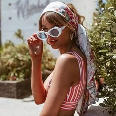 Bandana Bayi, Chic Sunglasses, Hair Scarf Styles, Head Scarf Styles, Look Retro, نظارات شمسية, Bandana Hairstyles, Festival Looks, Looks Chic