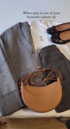 Phd Outfit, Mix Match Outfits, Parisienne Chic, Parisian Chic Style, Posh Style, Casual Outfit Inspiration, Neutral Outfit, 가을 패션, Autumn Outfit