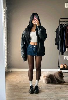 Small Black Bag Outfit, Fall Outfits With Doc Martens, Black Miniskirt Outfits, All Black Concert Outfit, Bar Night Outfit, Jeans Fall Outfit, Chicago Outfit, Classy Winter Outfits, Causual Outfits