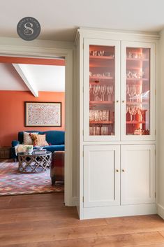 Glasswear cupboard, red in the kitchen Kitchen Living Room Design, Open Plan Kitchen Living, Living Room And Kitchen Design, Timber Kitchen, Bespoke Kitchen Design, Open Plan Kitchen Living Room