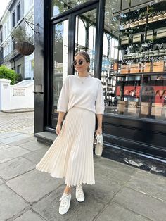 Fitted Midi Skirt Outfit, White Midi Skirt Outfit Summer, Chiffon Skirt Outfit, Pleaded Skirt Outfits, Creme Outfits, White Pleated Skirt Outfit, Midi Skirt Outfit Summer, White Midi Skirt Outfit, Pleated Maxi Skirt Outfit