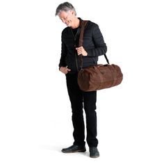 Une prise simplifiée et sportive sur un sac de week-end. 
Le sac de sport récupéré est parfait pour une nuit ou une visite élégante à la salle de gym. Le look peut être un retour en arrière, mais les caractéristiques sont pensivement modernes. La fermeture à glissière prolongée permet un emballage plus facile; la poche zippée stash à l'extérieur garde l'essentiel sécurisé et accessible, et l'assortiment de poches intérieures drop-in et zip vous permet de rester organisé. Notre cuir récupéré est Modern Duffle Bag With Zipper For Overnight Trips, Sporty Leather Travel Bag With Luggage Sleeve, Casual Brown Weekender Bag With Zipper Closure, Casual Leather Duffle Bag For Outdoor, Sporty Leather Duffle Bag For Travel, Sporty Leather Travel Bag For Everyday Use, Modern Brown Travel Bag With Zipper Closure, Sporty Leather Duffle Bag For Everyday Use, Casual Leather Duffle Bag For Overnight Trips