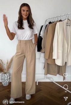 Cream Trousers Outfit, Beige Pants Outfit, Wide Leg Trousers Outfit, Beige Hose, Summer Business Casual Outfits, Job Clothes, Outfit Elegantes, Trendy Outfit Inspo, New Look Fashion