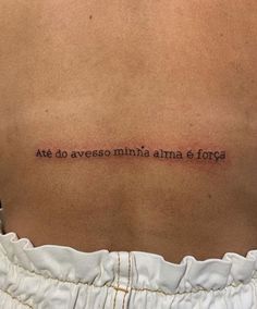 the back of a woman's neck with an inscription on it that reads ate do avesso mima ama e forca