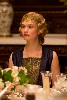 Lady Rose - headband across the forehead was customary during the Art Deco period Rose Downton Abbey, Julian Fellowes, Moda Paris, Lily James