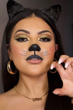 Big Cat Eye Makeup, Kitty Cat Costume Women, Cat Woman Costume Makeup, Kitty Cat Halloween Makeup, Cat Women Makeup Halloween, Holloween Makeup Glam Easy, Cat Nose And Whiskers Makeup, Cat Halloween Makeup For Women, Cat Women Makeup Look