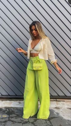 Ropa Color Neon, Neon Outfits, Outfit Trends, Green Pants, Looks Chic, Outfits Casuales