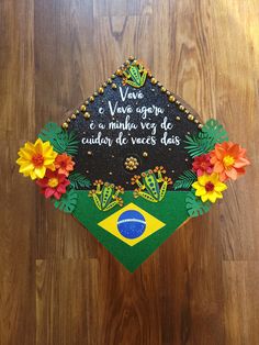 a graduation cap decorated with colorful flowers and writing on it that reads, vieve vece agora e a mahia very de cuad