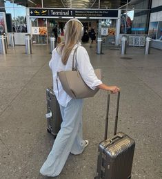 Classy Airport Outfit, Flight Outfit Airport Style, Chic Airport Outfit, Chic Travel Outfit, Comfy Airport Outfit, Airport Travel Outfits, Flight Outfit, Airplane Outfits