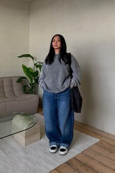 IG📷: @_kristinek 🔥 Fashion Inspo Outfits Midsize, Streetwear Baggy Jeans, Fall Outfits 2023, Curvy Casual Outfits, Street Style Outfits Casual, Sweater Streetwear, Midsize Outfits, Oversized Outfit, Uni Outfits