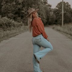 Western Senior Pictures Outfit, Western Photoshoot Outfits, Texas Fits, Spring Senior Pictures Outfits, Western Photoshoot Ideas, Ranch Outfits, Outfit Aesthetic Black, Spring Outfit Aesthetic