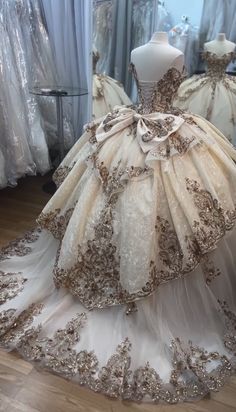 Gold quince dress 👗💛 Quince Dresses Unique, Quince Dresses Corset, Quinseñeras Dress Gold, Quince Dresses Brown, Old Money Quince Dress, Champagne Dress Quince, Ivory And Gold Quinceanera Dress, Gold Quince Venue Ideas, 15 Dresses Quinceanera Gold