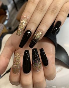 New Years Eve Nail Designs, Christmas Nail Art Tutorial, New Years Eve Nail, Nail Art 2023, Black Gold Nails, Hoco Nails, Black Nails With Glitter, Gold Acrylic Nails, New Years Eve Nails