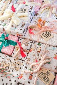 many wrapped presents are sitting on the table