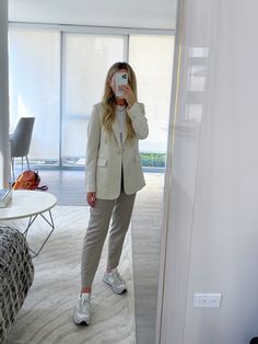 Casual Work Outfits Summer Sneakers, Office Outfits Women Trainers, New Balance Outfit Business Casual, Business Casual New Balance, Sneakers In The Office, Office Look Sneakers, Workwear Sneakers Women, Smart Casual Outfit With Sneakers, Office Looks With Sneakers