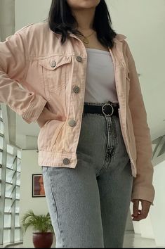 How To Style Pink Denim Jacket, Pink White And Denim Outfits, Pink Denim Jacket Outfit Women, Pink Jeans Jacket Outfit, Maong Jacket Outfit, Pink Jacket Outfit Aesthetic, Light Pink Jacket Outfit, Pink Jean Jacket Outfit, Pink Denim Jacket Outfit