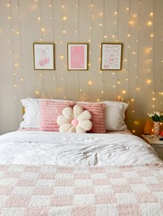 Preppy Room Aesthetic Pink, Pink Girl Room Aesthetic, Room Ideas For Preppy, Bedroom Inspirations Coquette, Dorm Bed Aesthetic, Pink And White Teen Bedroom, Girls Checkered Bedroom, Checkered Bedroom Aesthetic, Cute Room Ideas Aesthetic Pink Preppy