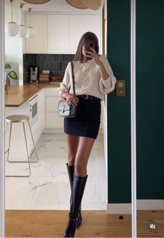 Sweater With Skirt, Skirt Outfit Fall, Skirt And Boots, Miniskirt Outfits, Winter Mode, Looks Street Style, Fashion Mistakes