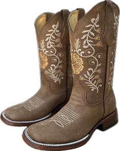 SB-810 Cafe Botas Vaqueras para Mujer con Bordado - Botas Vaqueras para Mujeres Mexicanas Western Style Brown Boots For Ranch, Western Brown Boots For Ranch, Brown Western Boots For Ranch, Western-style Brown Mid-calf Boots For Western-themed Events, Brown Western-style Mid-calf Boots For Western-themed Events, Rustic Brown Boots For Country Events, Fitted Brown Boots For Western-themed Events, Fitted Brown Western Mid-calf Boots, Country Style Brown Mid-calf Boots For Fall