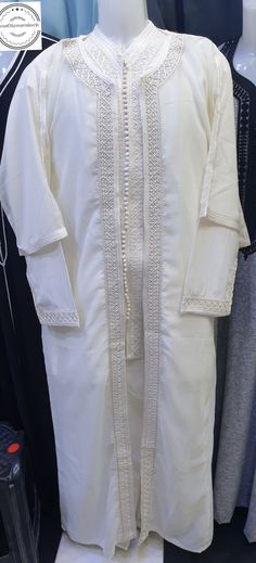 Jabador de mariage marocain pour hommes - Ensemble traditionnel 3 pièces Rehaussez votre journée de mariage avec notre exquis jabador marocain, un ensemble traditionnel de trois pièces conçu pour apporter une élégance intemporelle et une richesse culturelle à votre occasion spéciale. Parfait pour les mariés et les invités, ce jabador reflète la beauté de l'héritage marocain. **Détails du produit  - **Jabador (manteau long)  - Manteau long élégant avec broderies complexes et finitions soignées. F Elegant White Ceremonial Traditional Wear, Elegant White Traditional Wear For Ceremonial Occasions, White Traditional Wear For Groom At Eid, White Traditional Wear For Groom On Eid, Formal White Dabka Sets, Traditional Suits For Wedding And Eid, White Ceremonial Sets For Eid, Elegant White Traditional Wear For Ceremonies, Festive White Groom's Set