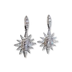 Northern / Snowflake Earrings with Cubic Zirconia: Immerse yourself in the sparkling magic of the North Star / Snowflake Earrings with Cubic Zirconia. These beautiful earrings with their polar star motif made of rhodium-plated 925 silver are a must-have for anyone looking for unique jewelry. The highlight of these earrings is the halo style, where a radiant main stone is surrounded by a multitude of smaller stones. The cubic zirconia stones are artfully set in star and snowflake spokes, giving t Polar Star, Star Snowflake, Star Motif, Snowflake Earrings, Halo Style, Halo Earrings, North Star, Beautiful Earrings, Rhodium Plated