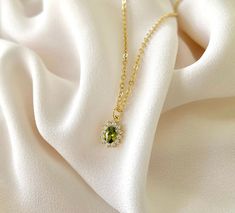 Dainty Peridot Pendant Necklace - August Birthstone - Gold Filled Chain Luxury Peridot Pendant Necklace, Minimalist Accessories Jewellery, Elegant Gloves, Green Stone Necklace, European Jewelry, Minimalist Accessories, Peridot Jewelry, Peridot Pendant, Peridot Necklace