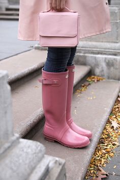 Pink Hunter Rain Boots | How to Style Pink Rain Boots Pink Rain, Raincoat Outfit, Hunter Boot, Pink Paradise, Look Rose, Yellow Raincoat, Coat Outfit