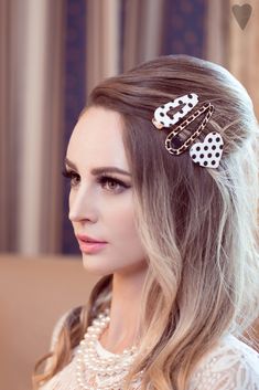 "16 Beautiful Makeup Looks to Match Your Easy Party Hairstyle" Light Fall, Curly Hair Beauty, Geometric Hair Clip, Paris Atelier, Beautiful Gray Hair, Luscious Hair, Open Hairstyles