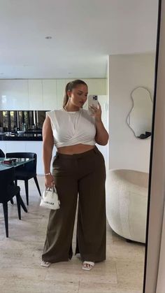 Romantic Outfit Casual Plus Size, Outfits With Bodysuits Plus Size, Valentines Day Outfits Curvy, Curvy Bar Outfits, Moda Curvy 2022, Plus Size Dressy Casual, Large Bust Outfits, Mid Size Girl Outfits, Y2k Curvy