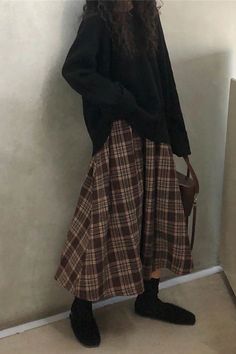 Knee Length Plaid Skirt, Cute Skirts Long, Long Wool Skirt Outfit, Long School Skirt, Light Academia Skirt, Long Brown Skirt Outfit, Brown Plaid Skirt Outfit, Plaid Skirt Long, 2025 Outfit