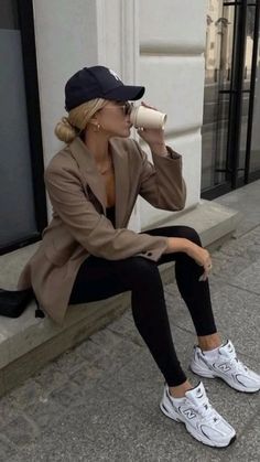 Sporty Chic Outfits, Shoes Names, New Balance Outfit, Footwear Fashion, Stil Elegant, Neue Outfits, Legging Outfits, Athleisure Outfits