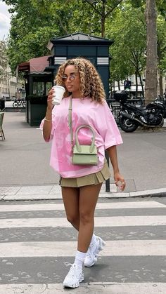 Mini skirt | mini skirt outfit | pink | pink shirt | mona lisa | jacquemus | green bag | oversized shirt | nike | Hoodie And Pleated Skirt Outfit, Beige Skirt Outfits, Khaki Skirt Outfits Black Women, Khaki Mini Skirt Outfit, Cargo Maxi Skirt Outfit, Skirt And Oversized Shirt, Army Green Skirt Outfit, Puffy Skirt Outfit, Beige Mini Skirt Outfit