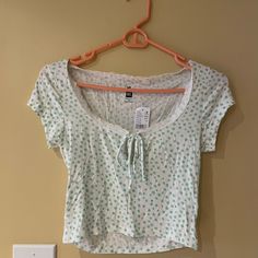 So Cute And Still New With Tags! Casual Floral Print Summer Tops, Casual White Tops With Floral Print, Cute Daisy Print Tops For Spring, White Printed Crop Top, Cute Daisy Print Summer Tops, Spring Cotton Daisy Print Tops, Spring Daisy Print Cotton Tops, Trendy White Vacation Tops, White Daisy Print Tops For Spring