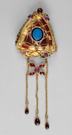 Fibula 433 AD - 467 AD. Roman-Late Antiquity (?). Gold, inlaid with onyx,garnet, amethyst, glass paste.  | Kunsthistorisches Museum Wien Ancient Roman Jewelry, Roman Jewelry, Historical Objects, Early Medieval, Ancient World