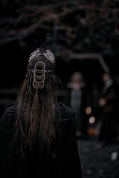 Viking Bridal Crown, Viking Wedding Braids, Norse Inspired Wedding, Wedding Viking Hairstyles, Wedding Dresses Viking Style, Wedding Hair Dreadlocks, Viking Wedding Aesthetic, Viking Wedding Groom Outfit, Viking Hair Wedding