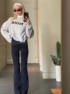 Streetwear Fall Outfits, Mode Indie, Emma Chamberlain Outfits, Flare Yoga Pants Outfit, Hippie Garden, Estilo Hijab, Look Legging, Flare Yoga Pants, Yoga Pants Outfit Aesthetic