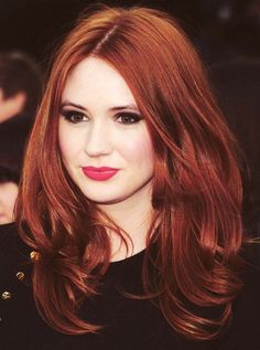 No other hair color does not attract as much attention as the colors dubbed carrot, chestnut and cherry.In this post check gorgeous redhead hairstyles . As Dark Auburn Hair Color, Redhead Hairstyles, Auburn Hair Color, Woman With Red Hair, Dark Auburn Hair, Auburn Balayage, Beautiful Red Hair