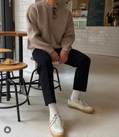 Beige Sweater Outfit, European Mens Fashion, Winter Casual Outfit, Photos Of Men, 1970s Men, Sweater Outfits Men, Casual Outfit Idea, Fashion Ads