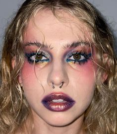 Makeup Look Y2k, Messy Makeup Aesthetic, Tear Makeup, Edgy Eyeliner, Stylish Eyeliner, Euphoria Inspired Makeup, Eyeliner Graphic, Eyeliner Tutorials, Simple Makeup Look