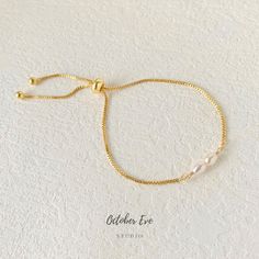 This bracelet is made with a gold-filled box chain and freshwater pearl, the length is adjustable and easy to wear! Dainty Pearl Bracelet｜Adjustable Box Chain Bracelet｜Gold Filled Bracelet｜Simple Bracelet｜Slider Bracelet｜Minimalist｜Bridesmaid Gift DETAILS ✄  Freshwater Rice Pearl: 5.5-6mm ✄  Adjustable Length Up To 9 Inch ✄  Chain thickness: 1mm Visit our shop for different types of adjustable box chain bracelet: https://www.etsy.com/listing/1012102274/dainty-pearl-bracelet-adjustable-box?ref=shop_home_active_11&frs=1   PACKING ꕤ All jewelry pieces are packed with great care and come with a jewelry pouch. If you are gifting and need the items with a box, please feel free to leave a note at check out requesting one.  Thank you for visiting my shop! Dainty Pearl Bracelet, Minimalist Bridesmaid, Slider Bracelet, Bracelet Minimalist, Bracelet Simple, Simple Bracelets, Gold Bracelet Chain, Bracelet Gold, Box Chain