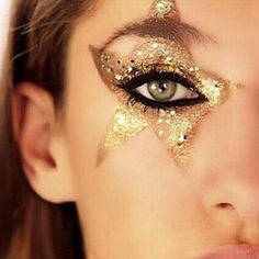 Star glitter eyes 70s Makeup Disco, Make Com Glitter, Sparkle Eye Makeup, Makeup Carnaval, Disco Makeup, Silvester Make Up, 70s Makeup