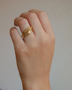 Jewelry Guide, Unique Gold Jewelry Designs, New Gold Jewellery Designs, Gold Rings Fashion, Gold Rings Jewelry, Trendy Ring, Tops Blouse