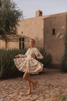 European Travel Outfit, Looks Hippie, Pinterest Trends, European Aesthetic, Spell Designs, Europe Outfits, Summer Romance, Summer Dresses For Wedding Guest, Travel Outfit Summer