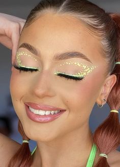 Uv Liner Looks, Edc Makeup Ideas, Makeup 2023 Trends, Green Graphic Liner, Neon Makeup Ideas, Edc Makeup, Makeup Verde, Makeup Ojos, Gold Makeup Looks