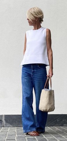 Mode Over 50, Vestiti In Jeans, Street Style 2022, Nyc Style, Retro Styles, Fashion Mistakes, Woman Fashion, Fashion Over 50