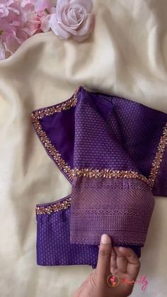 Bluse Latest Design Work, Border Blouse Designs Silk, Simple Aari Blouse Designs For Saree, Pattern Blouses For Silk Sarees, Blouse Back Tassel Design, Purple Blouse Aari Work Design, Back Of Blouse Designs, Violet Blouse Designs, Silk Blouse Embroidery Designs