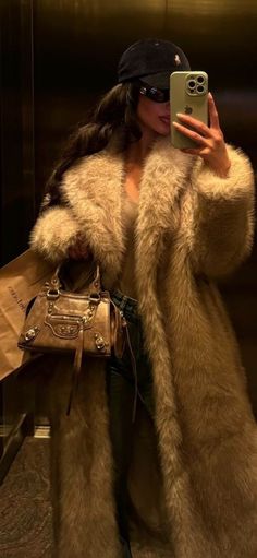 Fur Coat Outfits, Nice Sneakers, Winter Fits, Coat Outfits, Looks Style, Lookbook Outfits, Winter Fashion Outfits, Fashion Killa, Classy Outfits